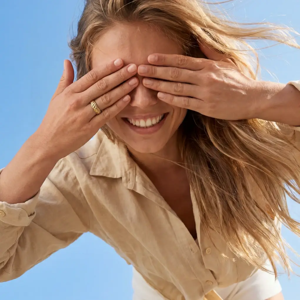 Person holding a croissant, wearing a Vilo ring
